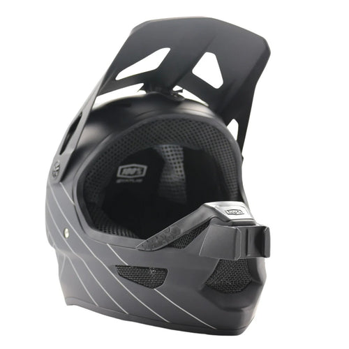 Casco 100% STATUS con el soporte de mentonera RiderMounts instalado