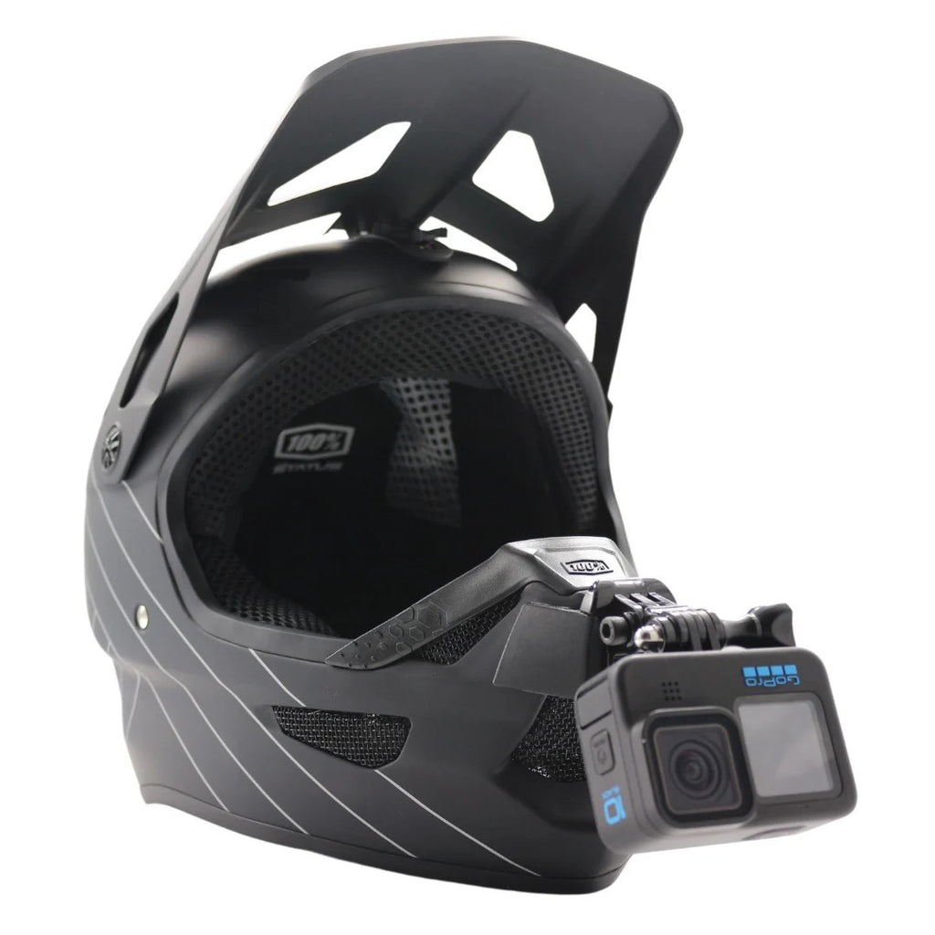 Casco 100% STATUS con soporte de mentonera RiderMounts y cámara de acción montada