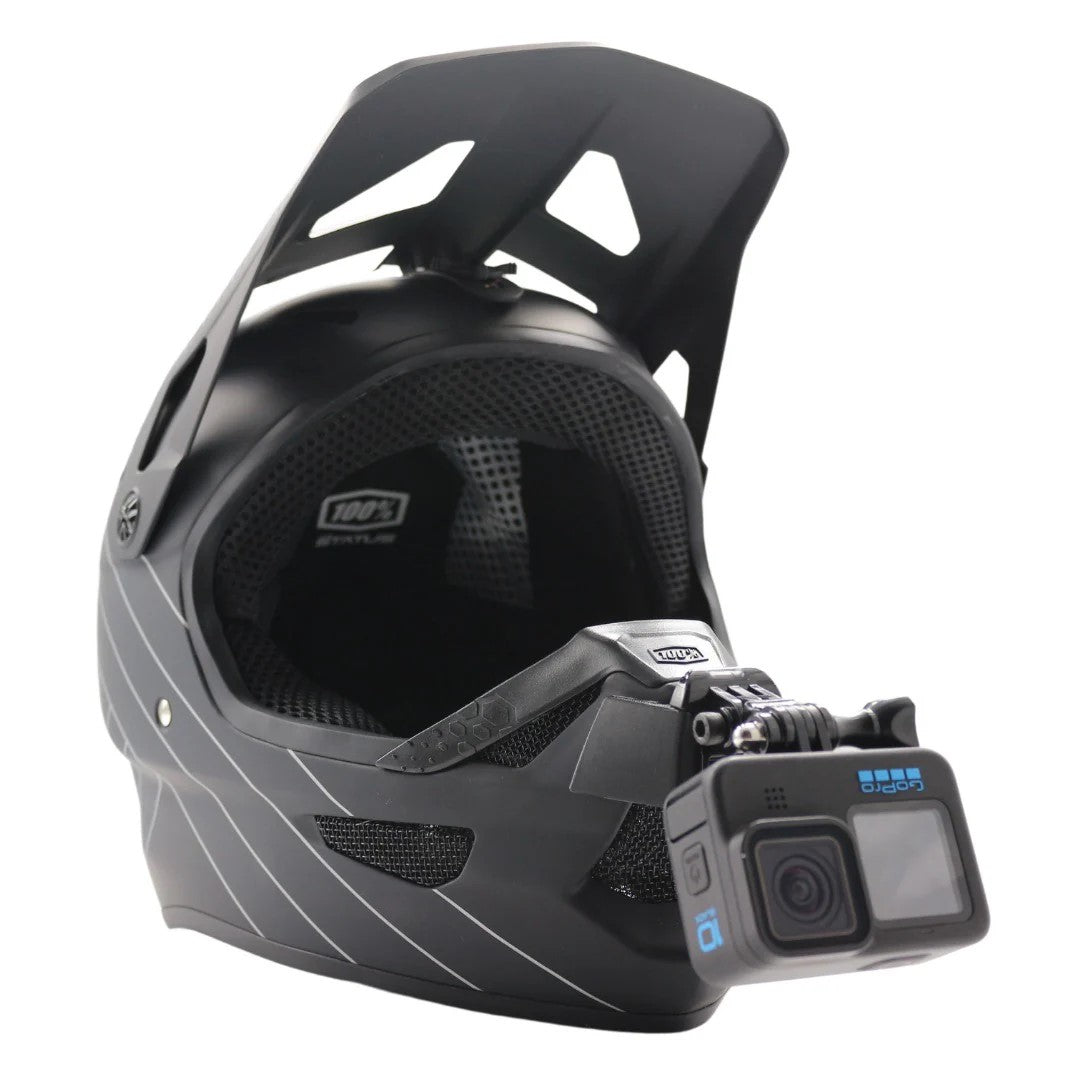 Casco 100% STATUS con soporte de mentonera RiderMounts y cámara de acción montada