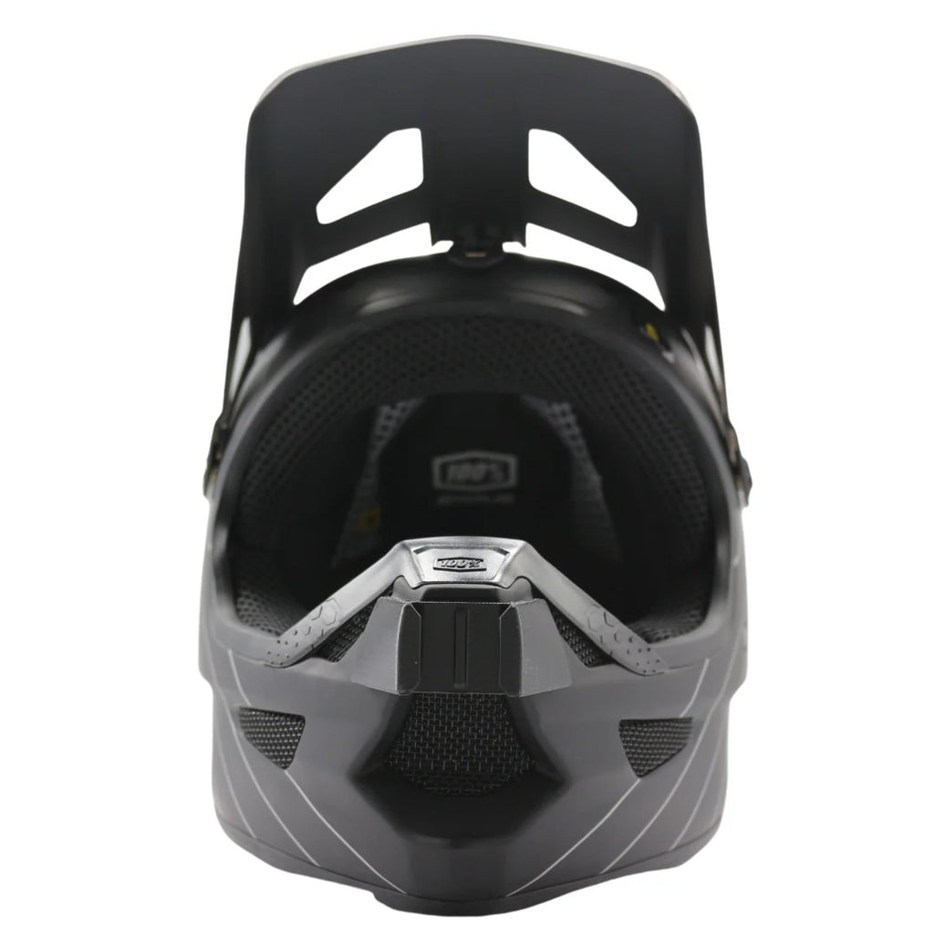 Vista frontal del casco 100% STATUS con el soporte de mentonera RiderMounts montado