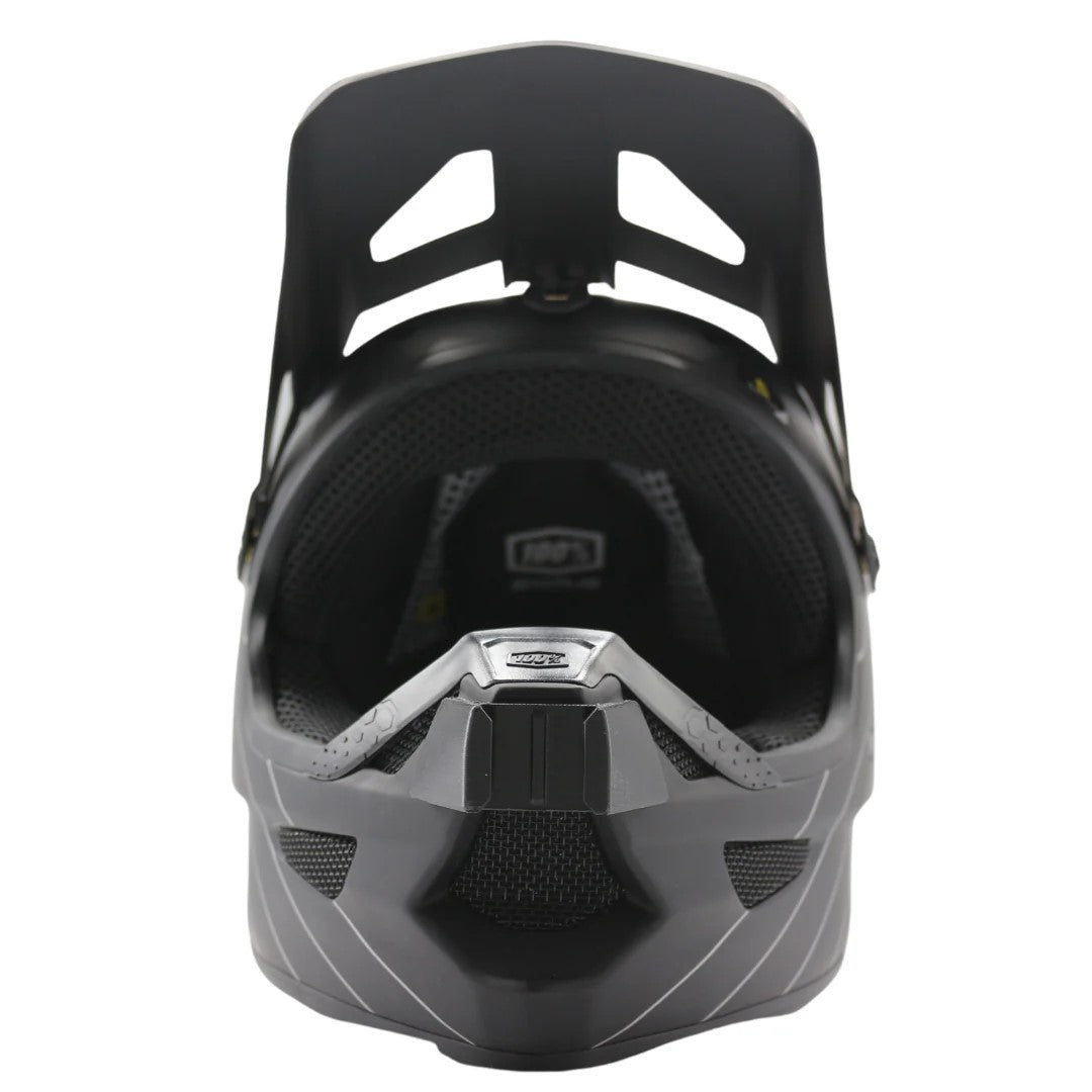 Vista frontal del casco 100% STATUS con el soporte de mentonera RiderMounts montado