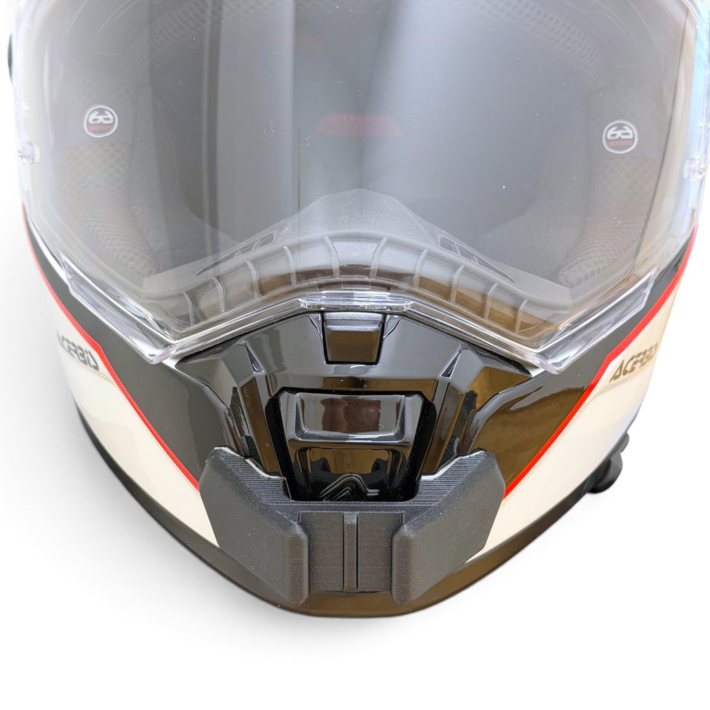 Vista frontal del casco ACERBIS ATTACK con el soporte de mentonera RiderMounts montado