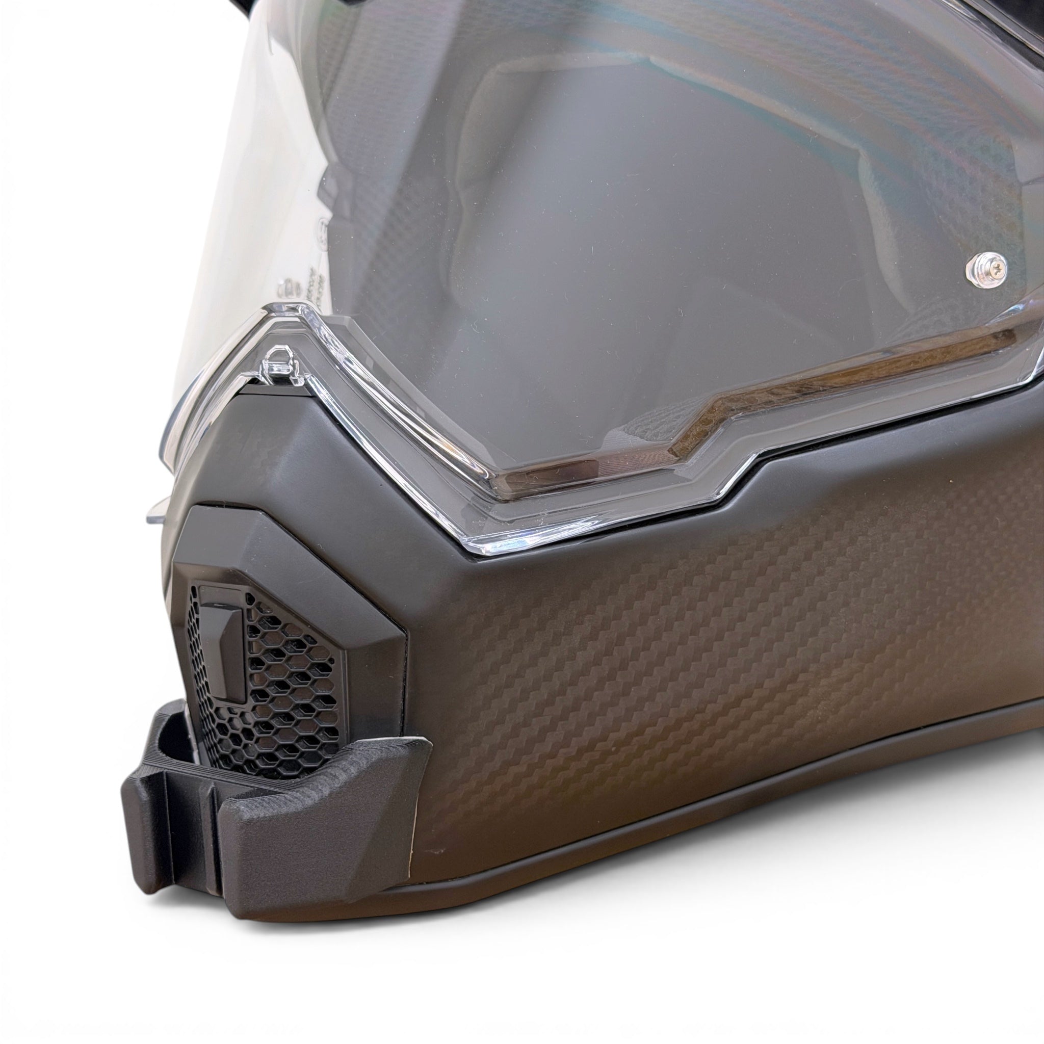 Primer plano del soporte de mentonera RiderMounts en la barbilla del casco AGV AX-9