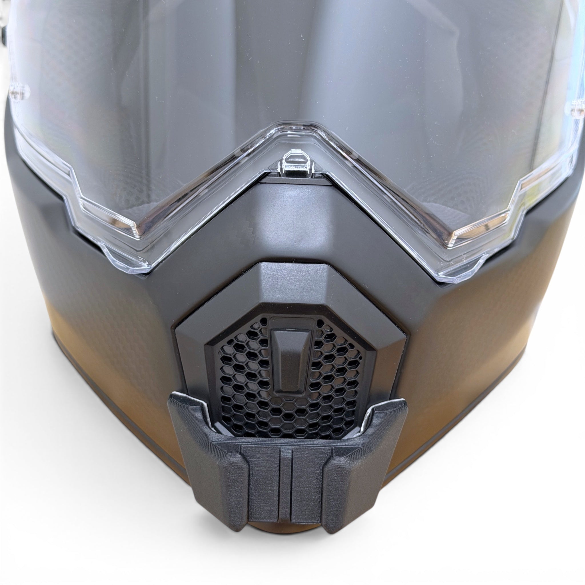 Vista frontal del casco AGV AX-9 con el soporte de mentonera RiderMounts montado
