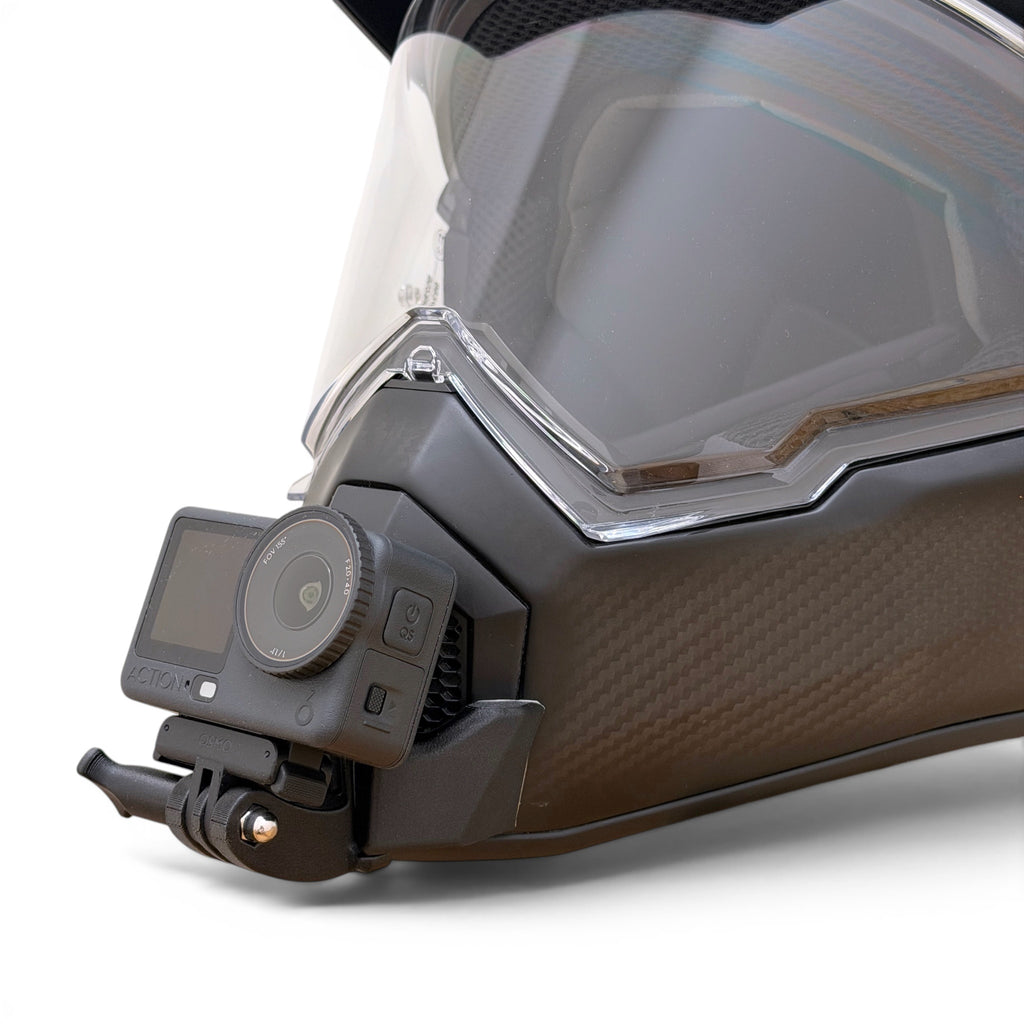 Soporte de mentonera RiderMounts en el casco AGV AX-9 visto desde otro ángulo