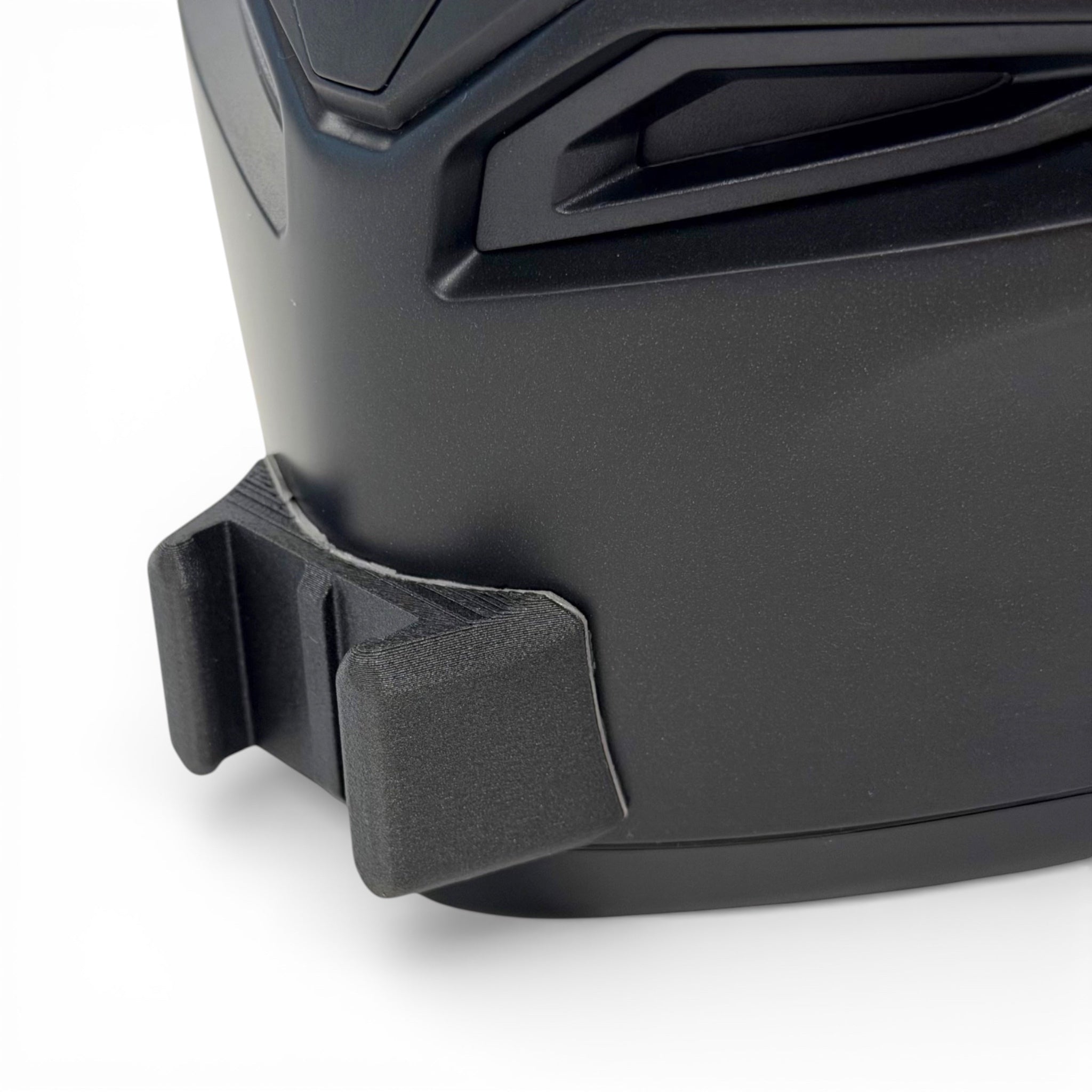 Primer plano del soporte de mentonera RiderMounts en la barbilla del casco AGV K1/K1 S