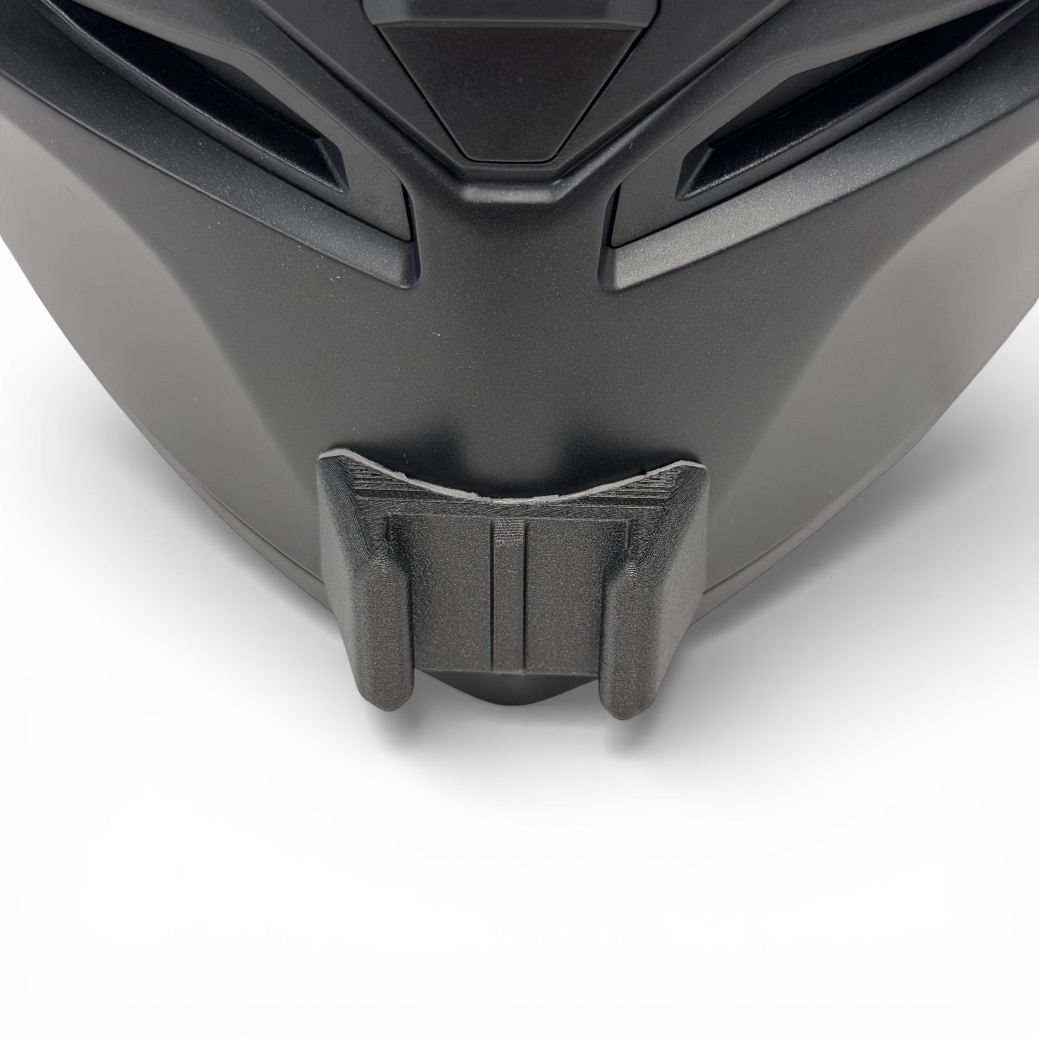 Vista frontal del casco AGV K1/K1 S con el soporte de mentonera RiderMounts montado