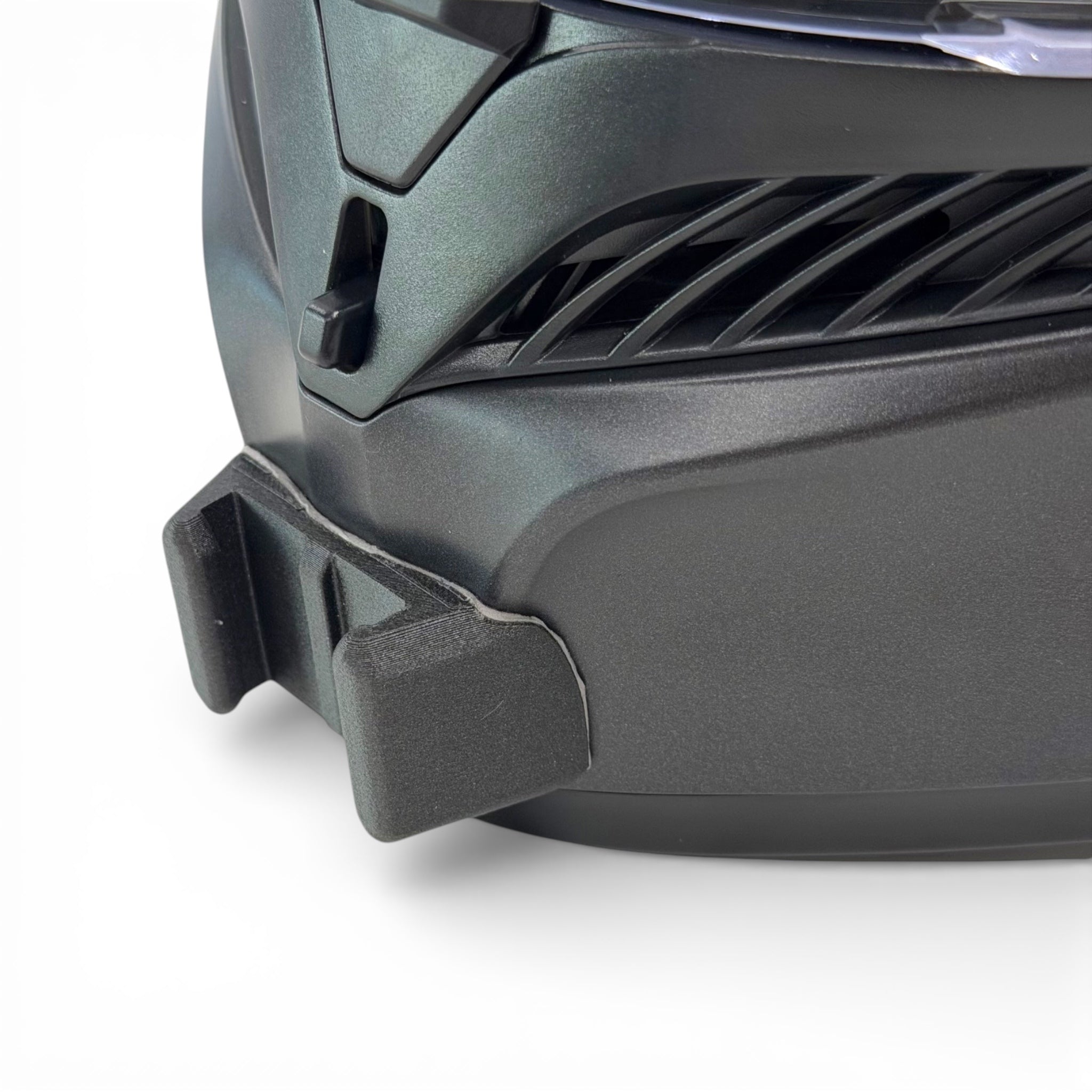 Primer plano del soporte de mentonera RiderMounts en la barbilla del casco AGV K3 S