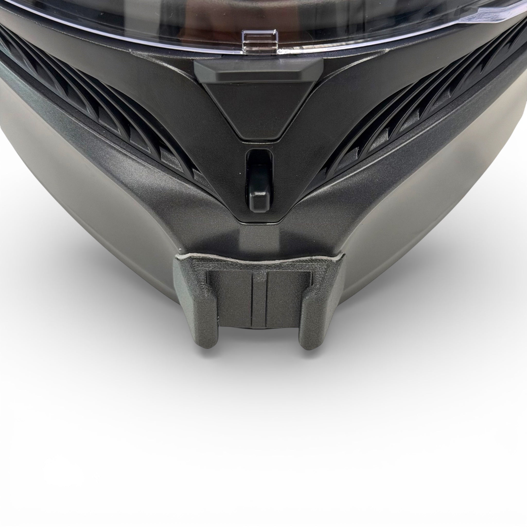 Vista frontal del casco AGV K3 S con el soporte de mentonera RiderMounts montado