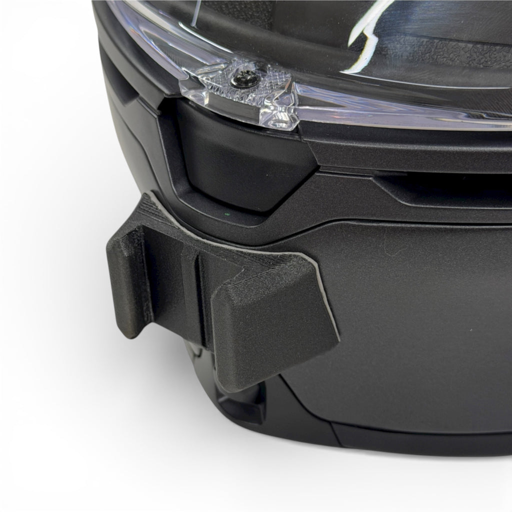 Primer plano del soporte de mentonera RiderMounts en la barbilla del casco AGV K6 S