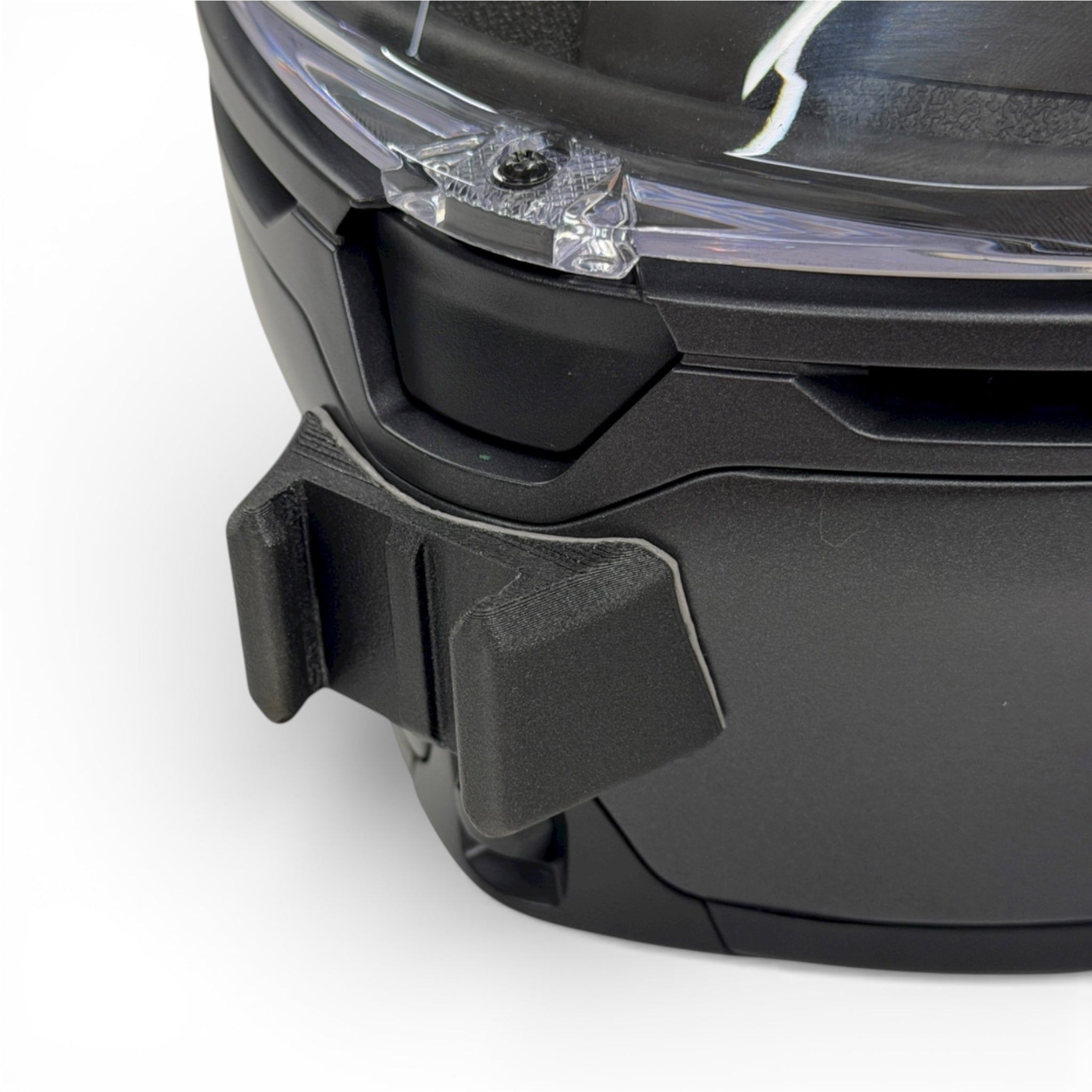 Primer plano del soporte de mentonera RiderMounts en la barbilla del casco AGV K6 S