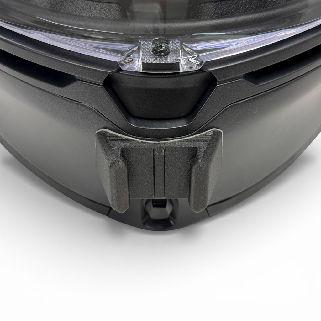 Vista frontal del casco AGV K6 S con el soporte de mentonera RiderMounts montado