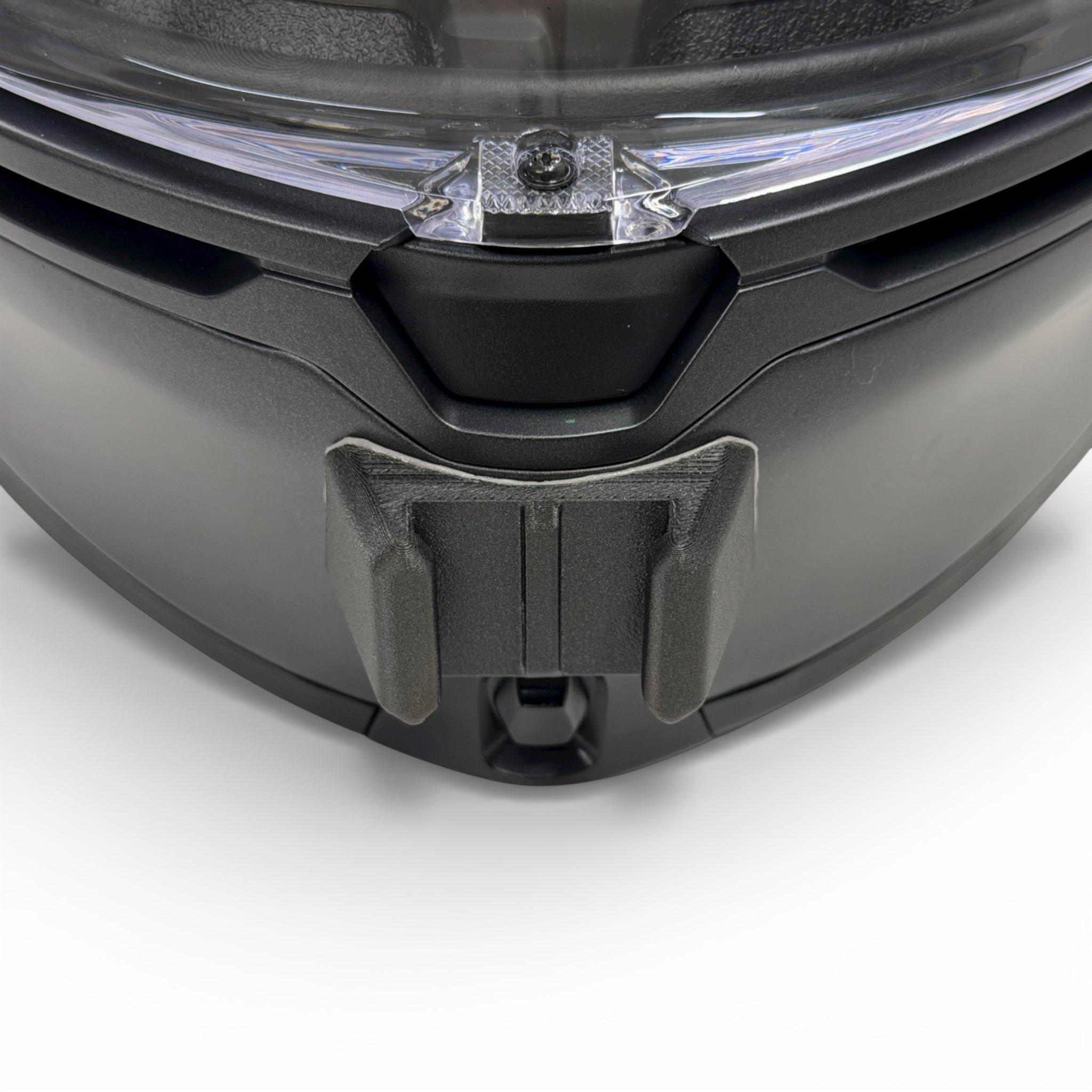Vista frontal del casco AGV K6 S con el soporte de mentonera RiderMounts montado