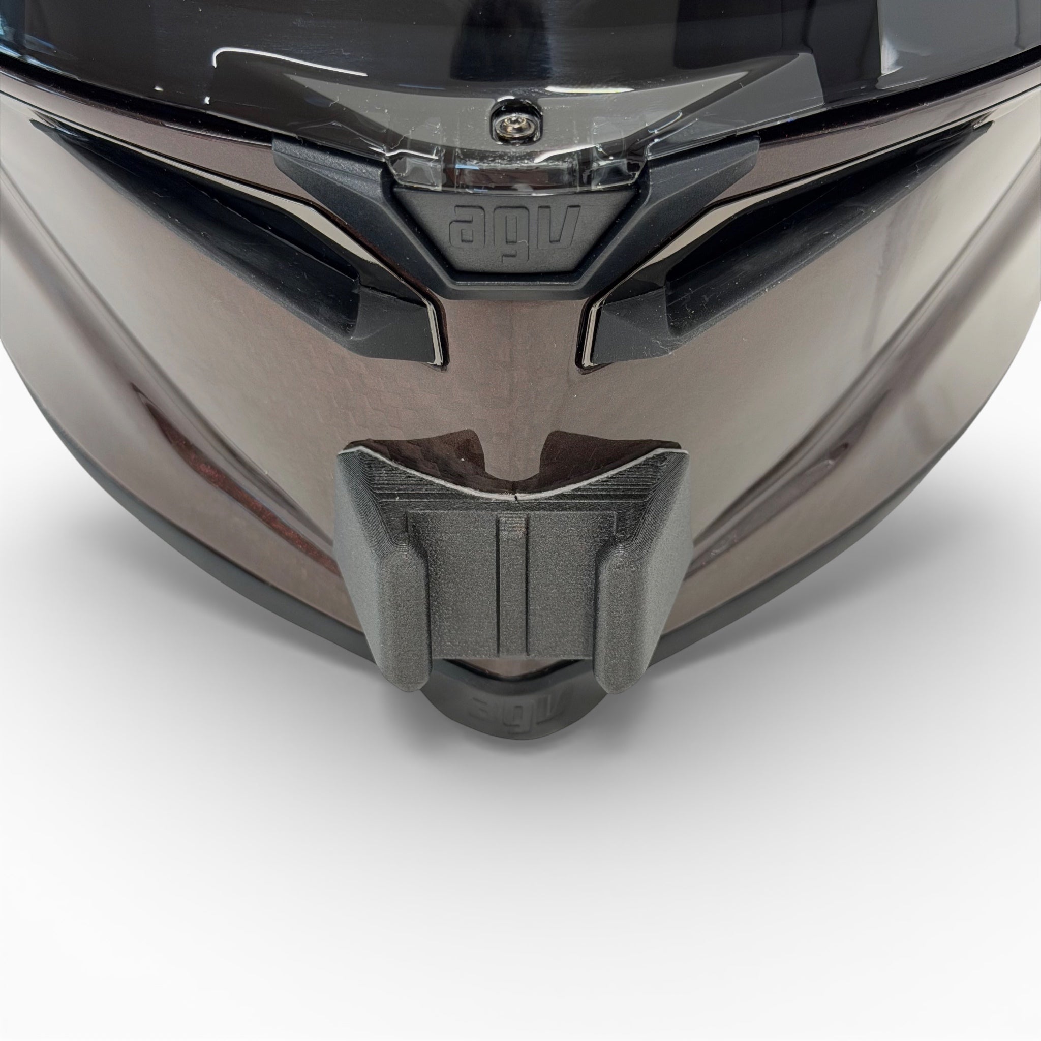 Vista frontal del casco AGV PISTA con el soporte de mentonera RiderMounts montado