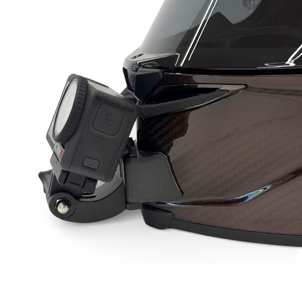 Soporte de mentonera RiderMounts en el casco AGV PISTA visto desde otro ángulo