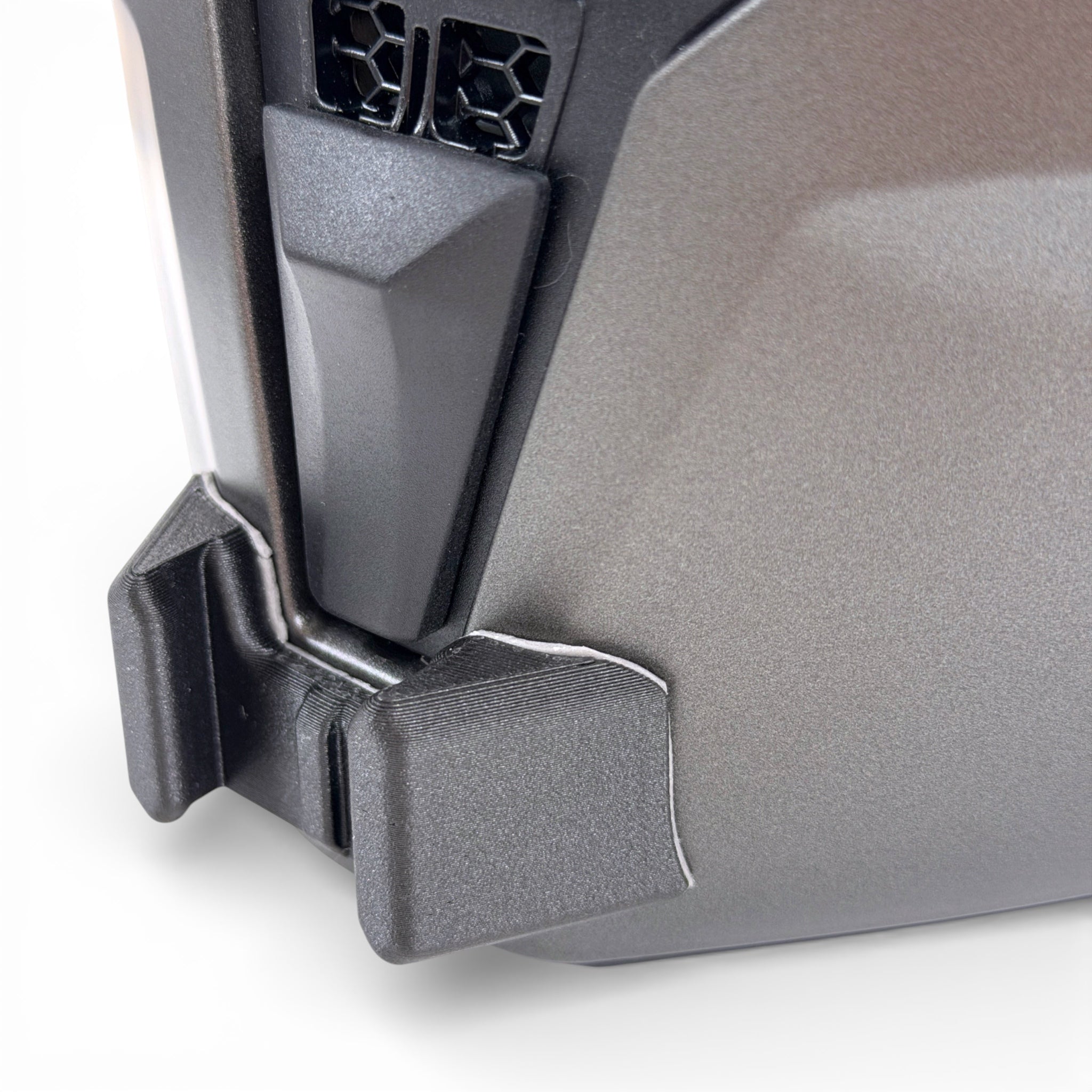 Primer plano del soporte de mentonera RiderMounts en la barbilla del casco AGV STREETMODULAR