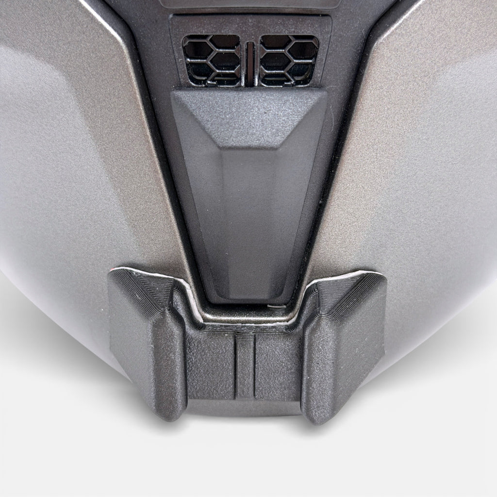 Vista frontal del casco AGV STREETMODULAR con el soporte de mentonera RiderMounts montado
