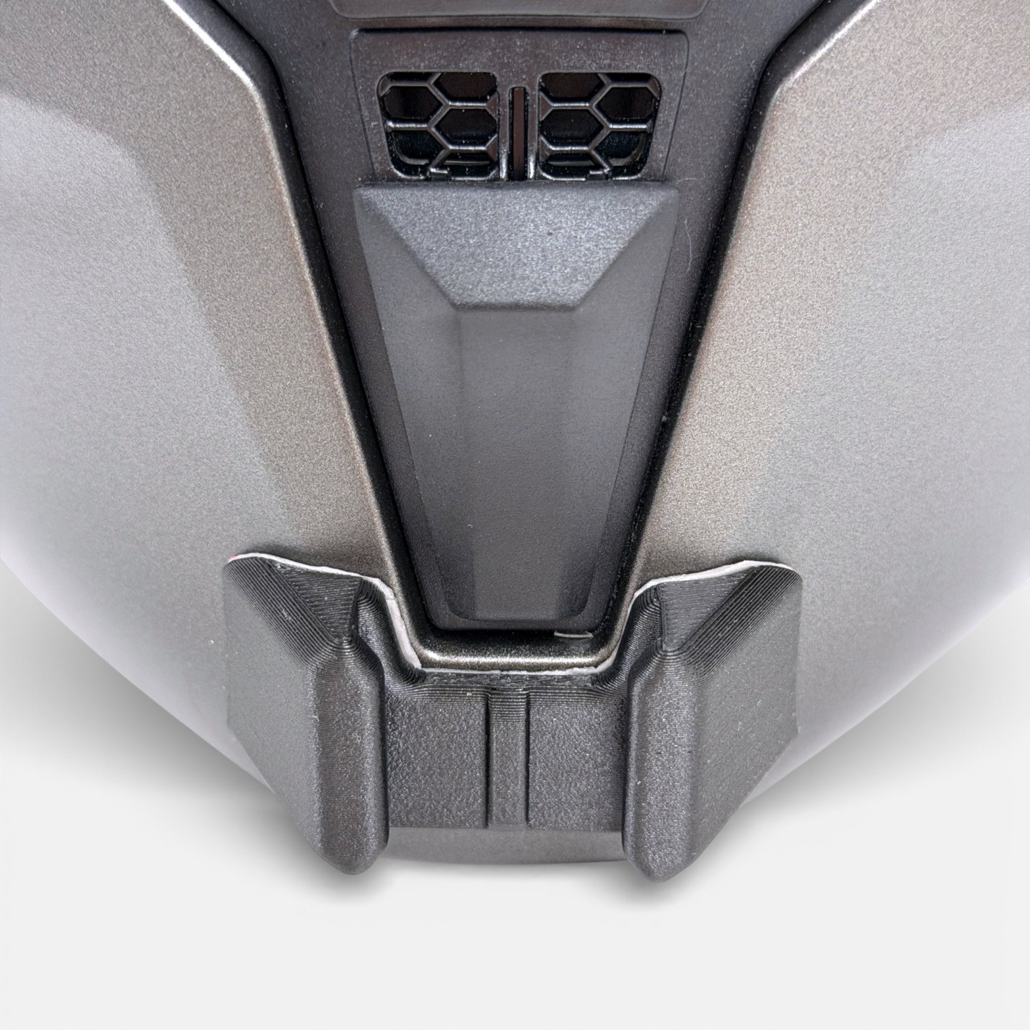 Vista frontal del casco AGV STREETMODULAR con el soporte de mentonera RiderMounts montado