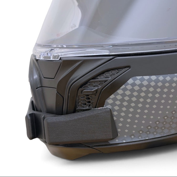 Primer plano del soporte de mentonera RiderMounts en la barbilla del casco AGV TOURMODULAR