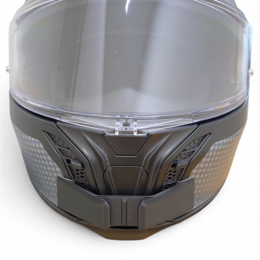 Vista frontal del casco AGV TOURMODULAR con el soporte de mentonera RiderMounts montado