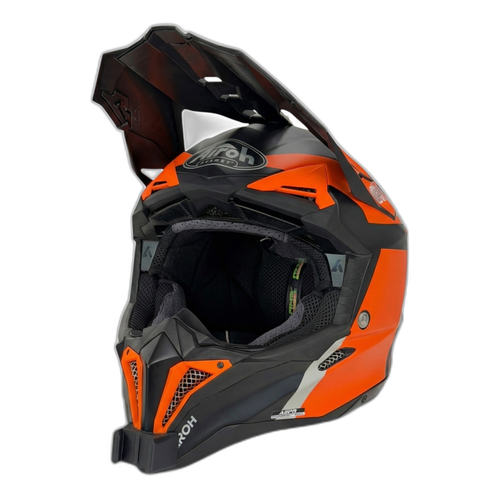 Casco AIROH AVIATOR 3 con el soporte de mentonera RiderMounts instalado