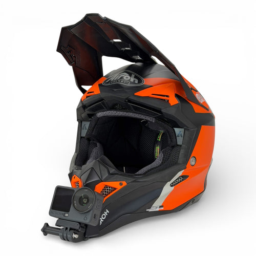 Casco AIROH AVIATOR 3 con soporte de mentonera RiderMounts y cámara de acción montada