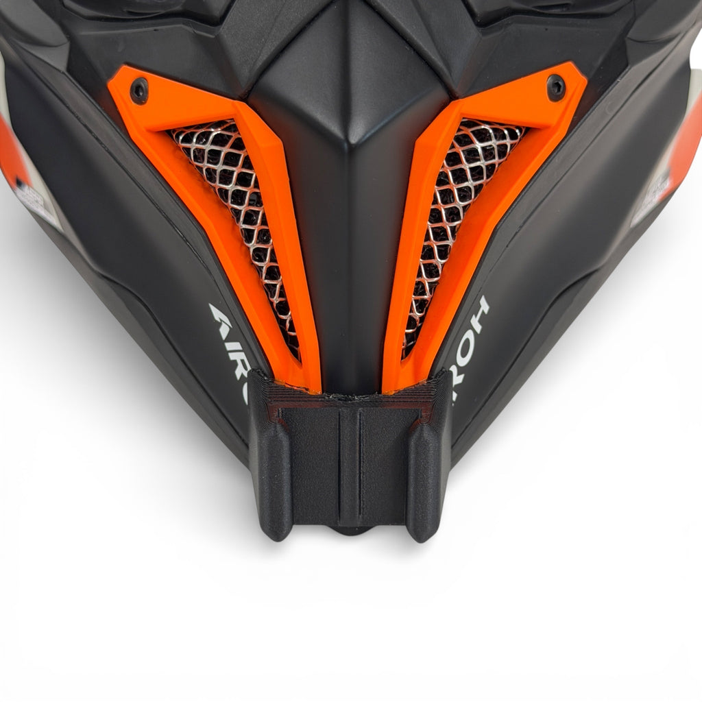 Vista frontal del casco AIROH AVIATOR 3 con el soporte de mentonera RiderMounts montado