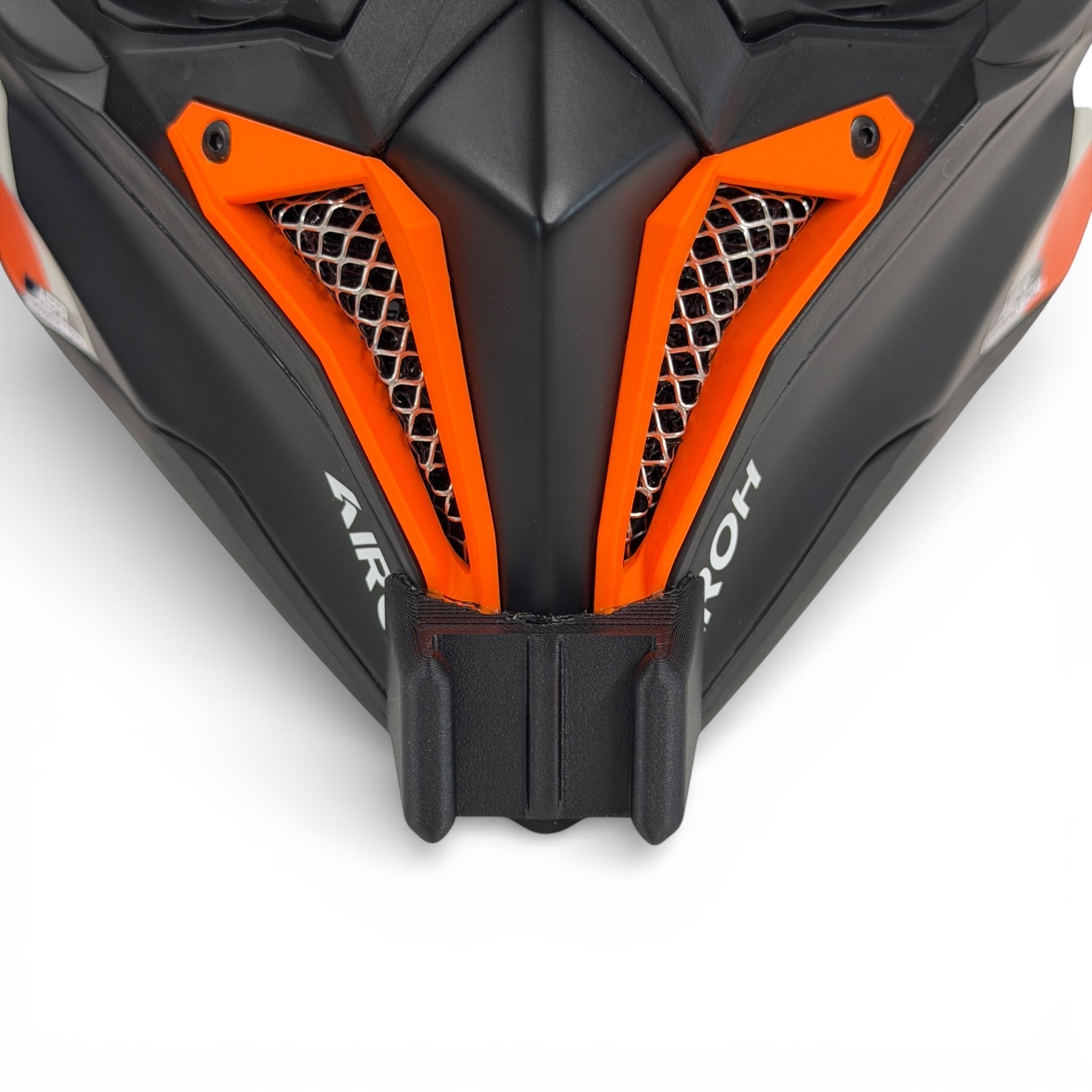 Vista frontal del casco AIROH AVIATOR 3 con el soporte de mentonera RiderMounts montado