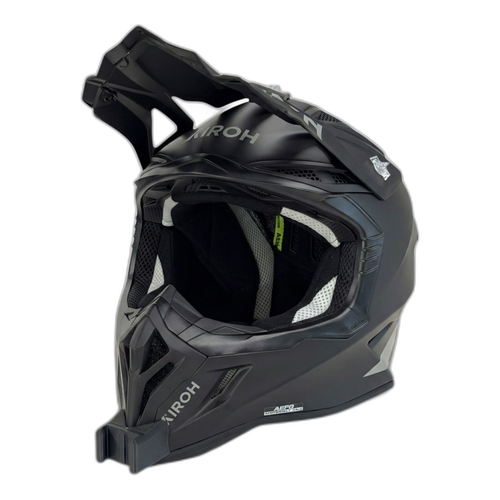 Casco AIROH AVIATOR ACE 2 con el soporte de mentonera RiderMounts instalado