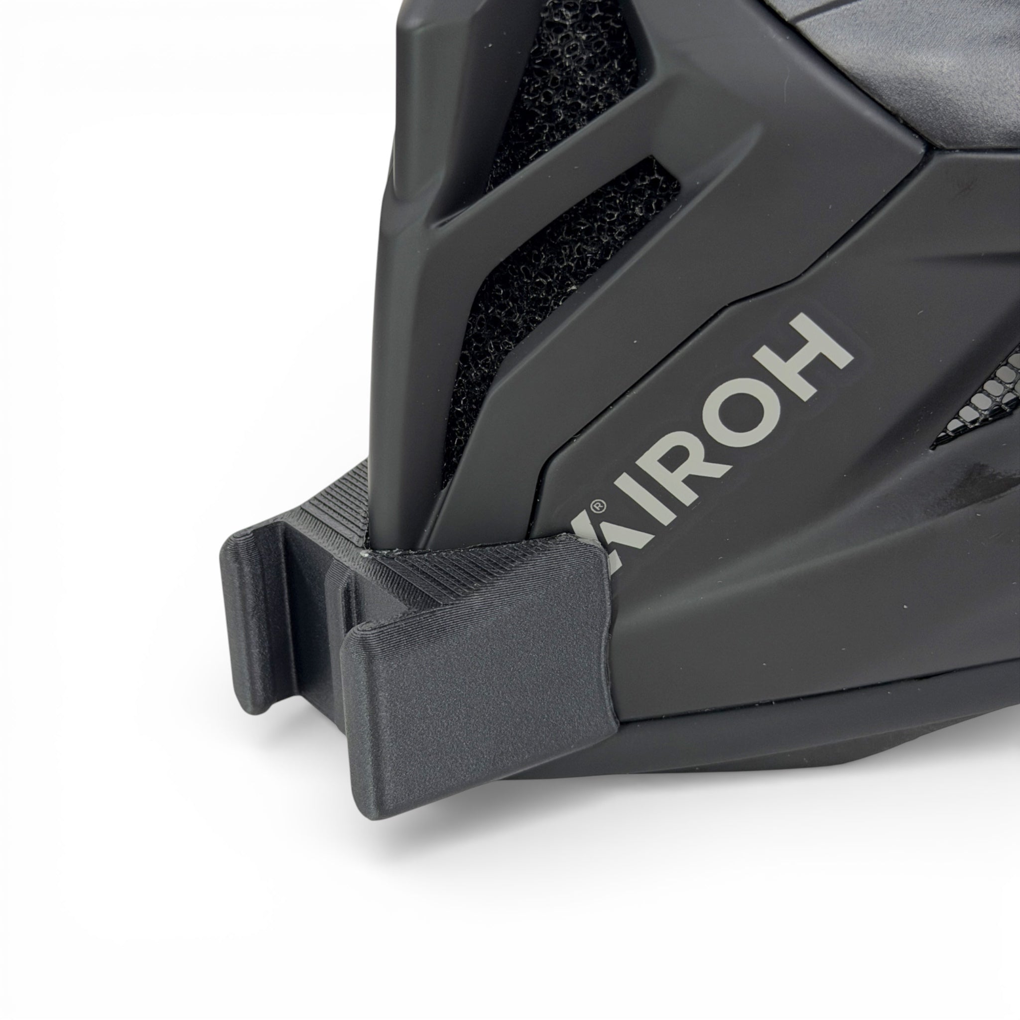 Primer plano del soporte de mentonera RiderMounts en la barbilla del casco AIROH AVIATOR ACE 2