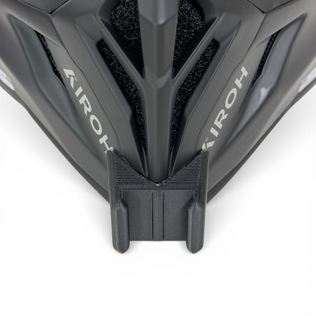 Vista frontal del casco AIROH AVIATOR ACE 2 con el soporte de mentonera RiderMounts montado