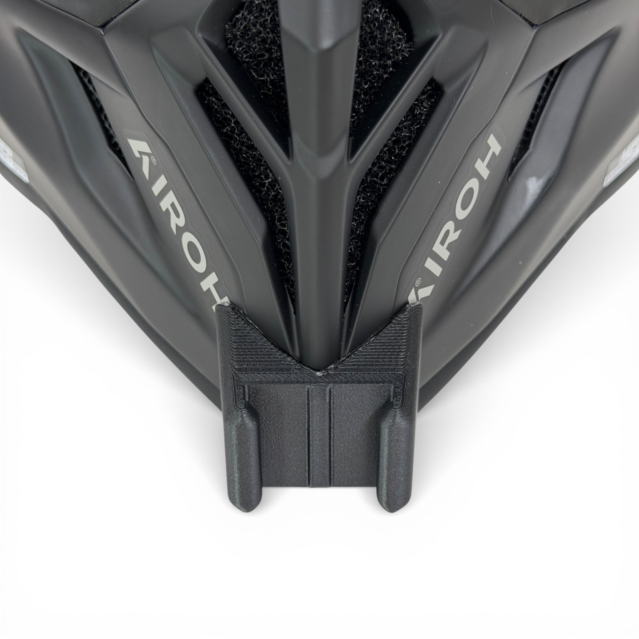 Vista frontal del casco AIROH AVIATOR ACE 2 con el soporte de mentonera RiderMounts montado