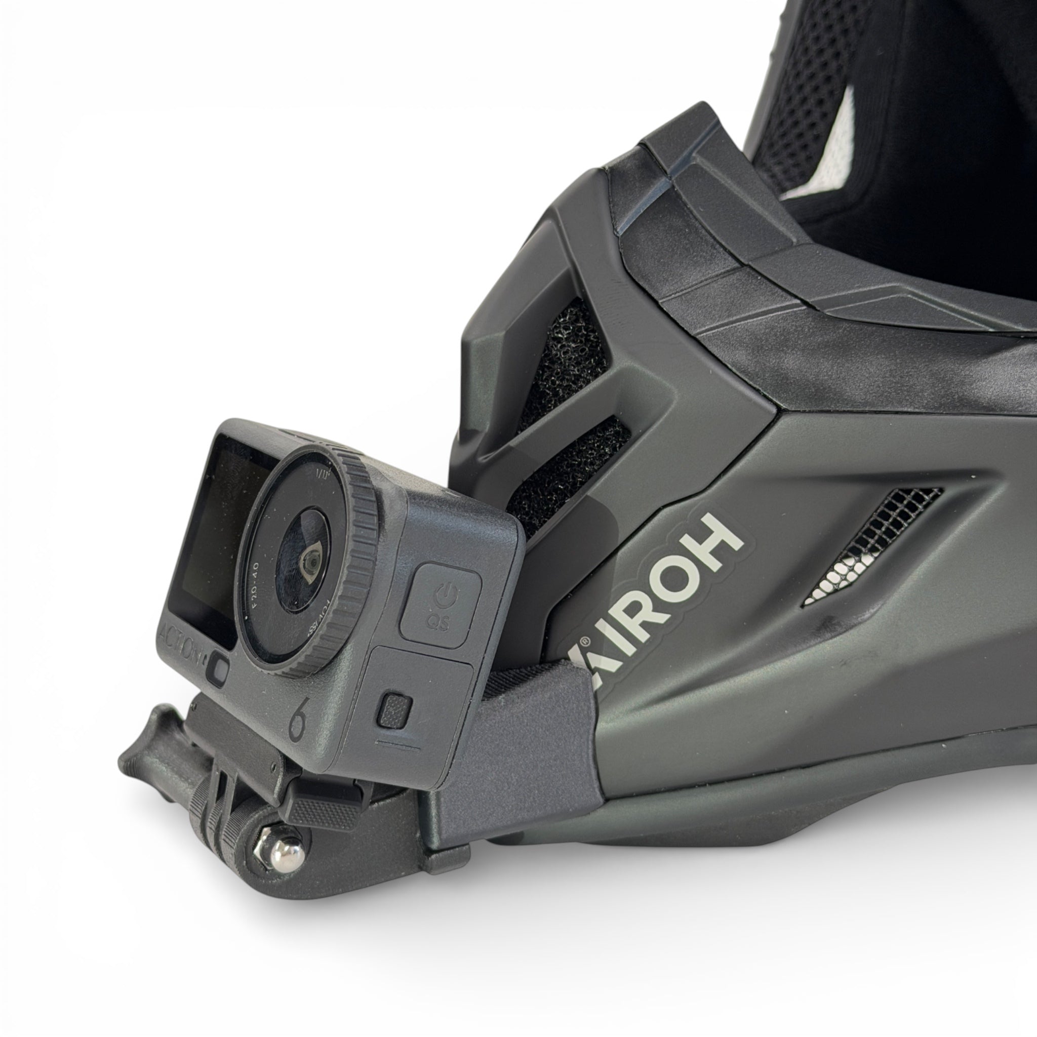 Soporte de mentonera RiderMounts en el casco AIROH AVIATOR ACE 2 visto desde otro ángulo