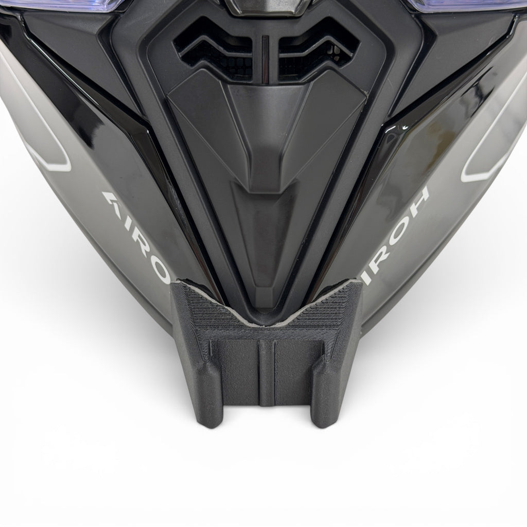 Vista frontal del casco AIROH BANDIT con el soporte de mentonera RiderMounts montado