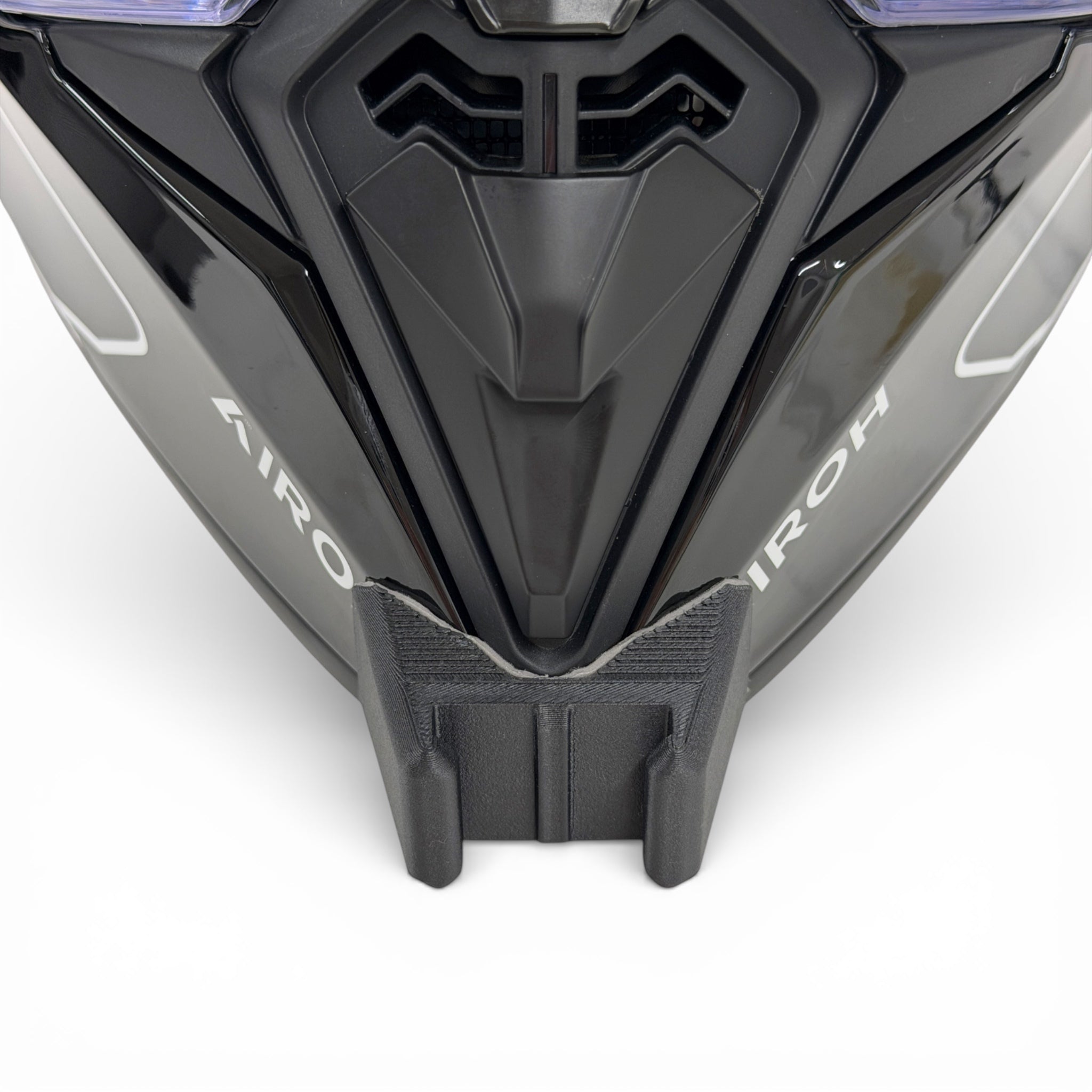Vista frontal del casco AIROH BANDIT con el soporte de mentonera RiderMounts montado
