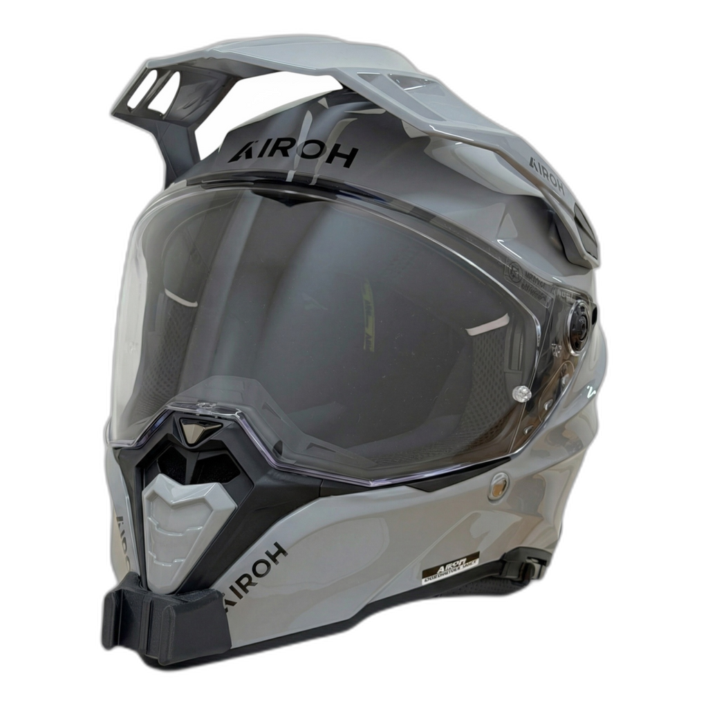 Casco AIROH COMMANDER 1 con el soporte de mentonera RiderMounts instalado