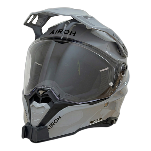 Casco AIROH COMMANDER 1 con el soporte de mentonera RiderMounts instalado