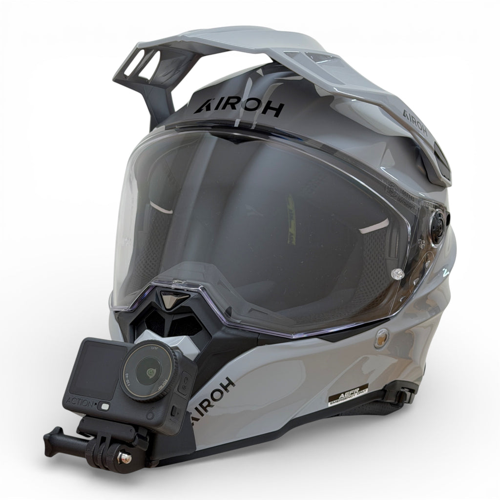 Casco AIROH COMMANDER 1 con soporte de mentonera RiderMounts y cámara de acción montada