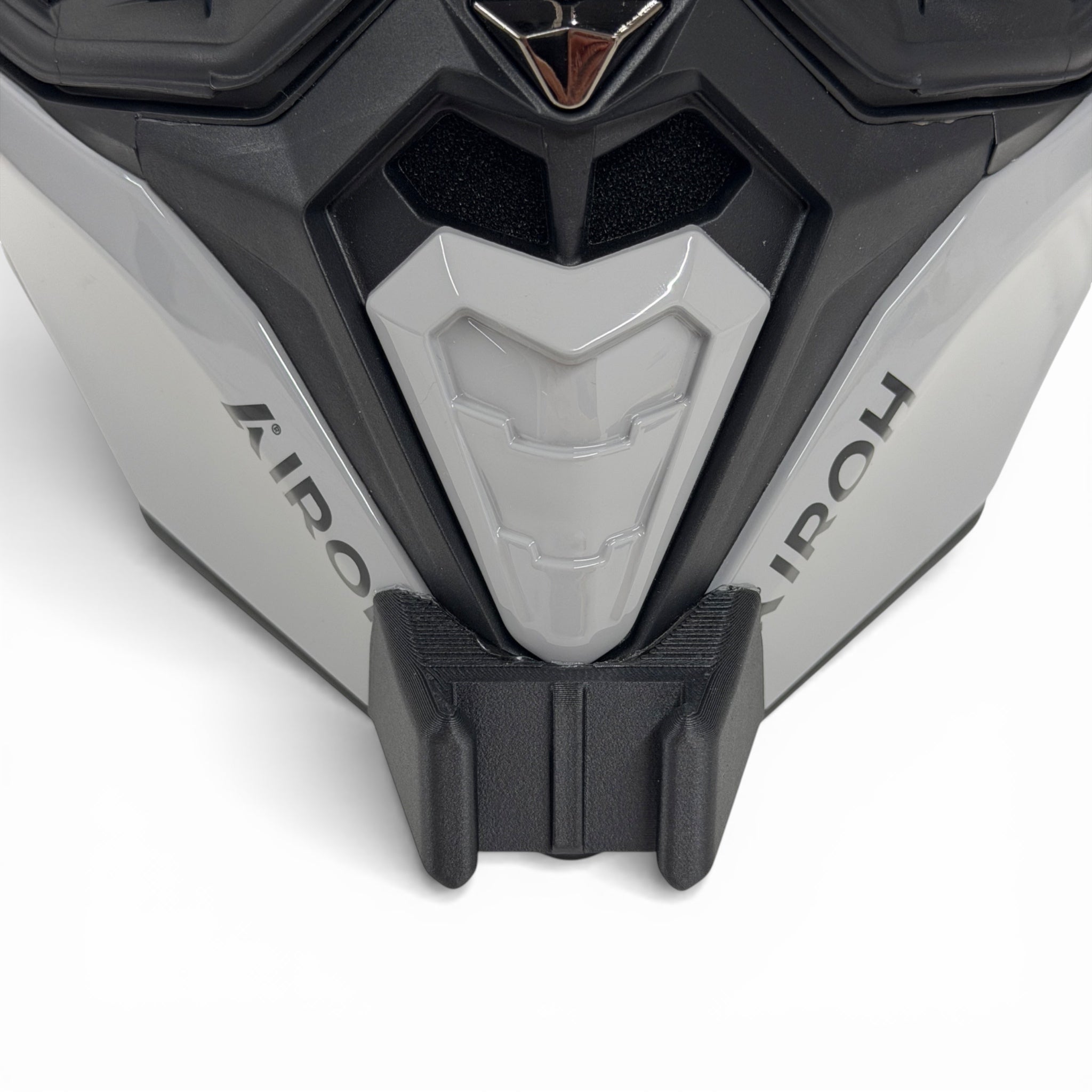 Vista frontal del casco AIROH COMMANDER 2 con el soporte de mentonera RiderMounts montado