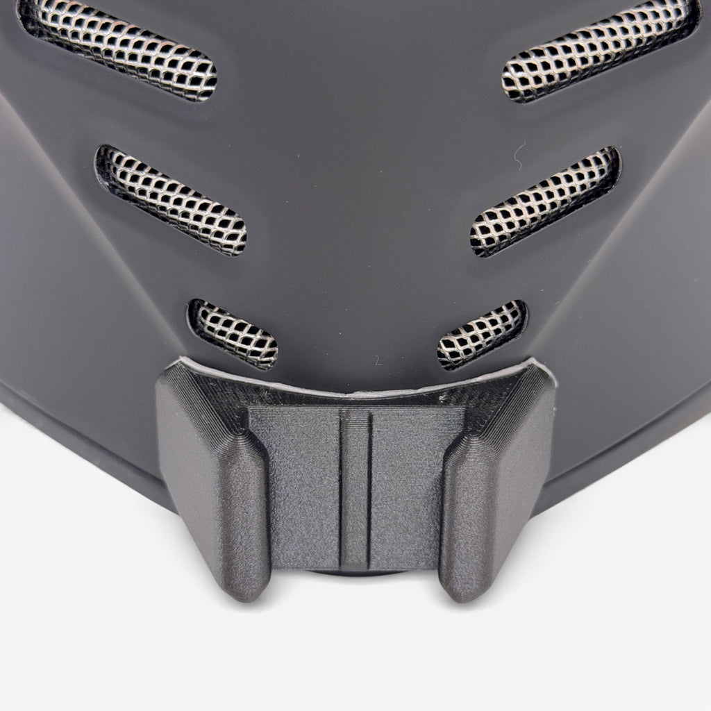 Vista frontal del casco AIROH CONNOR con el soporte de mentonera RiderMounts montado
