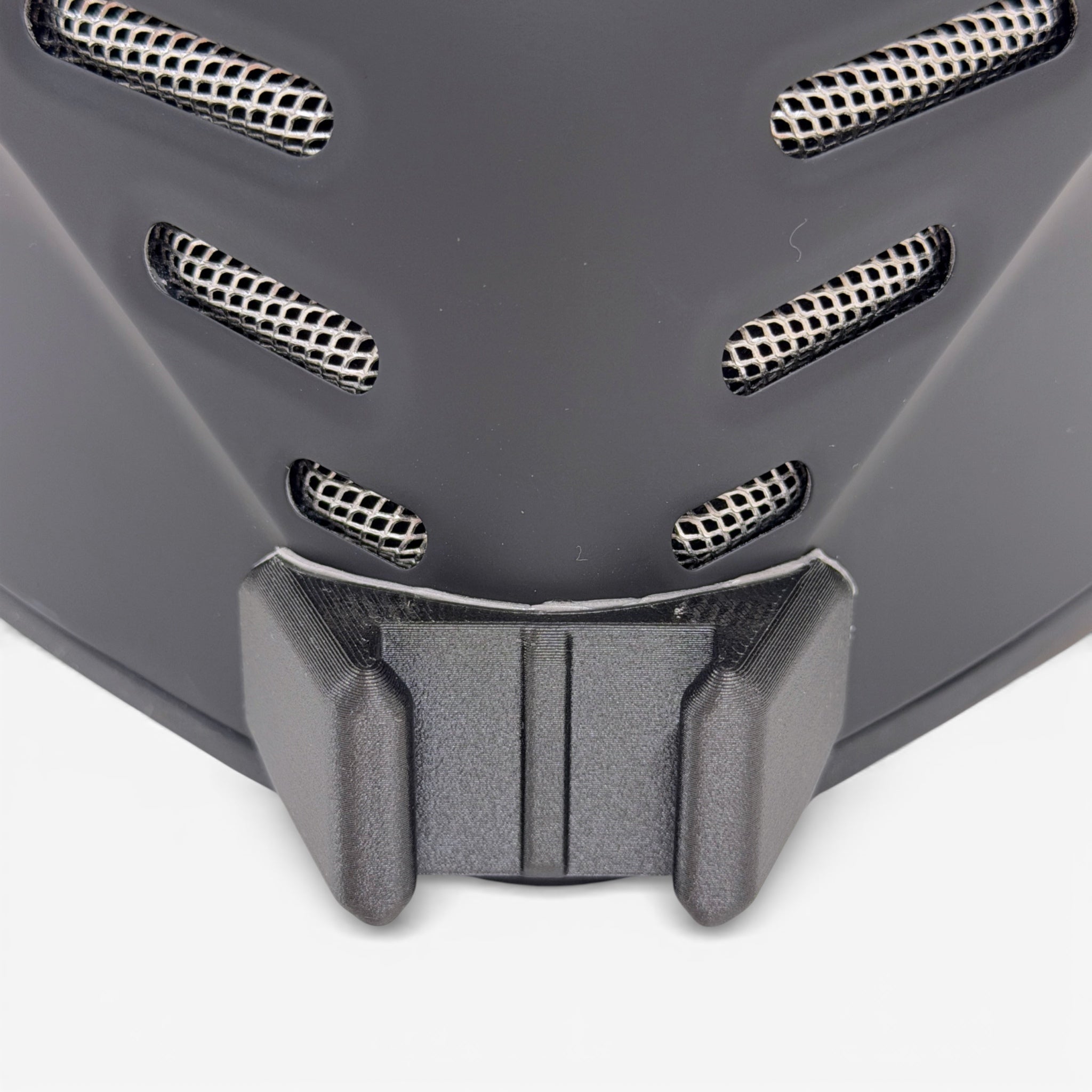 Vista frontal del casco AIROH CONNOR con el soporte de mentonera RiderMounts montado
