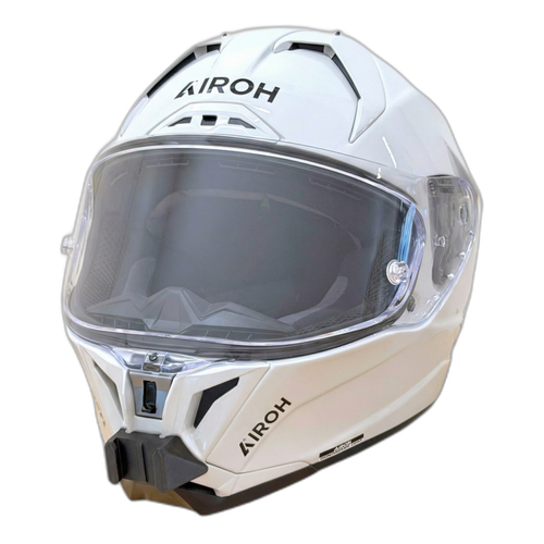 Casco AIROH GP 800 con el soporte de mentonera RiderMounts instalado