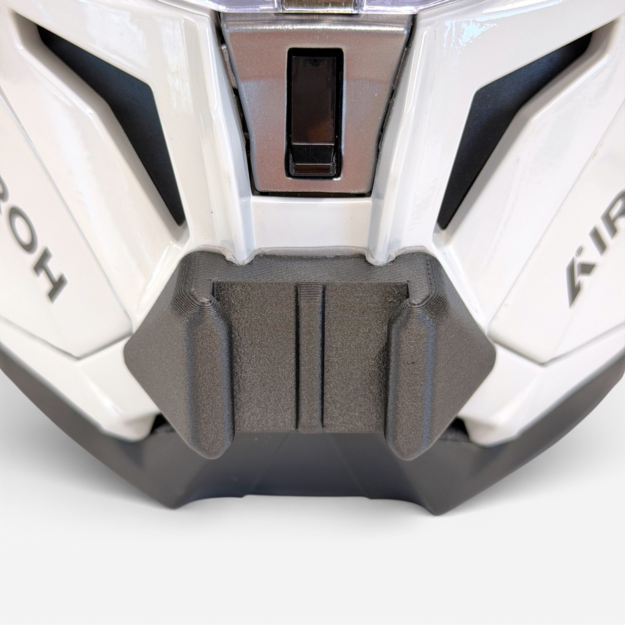 Vista frontal del casco AIROH GP 800 con el soporte de mentonera RiderMounts montado