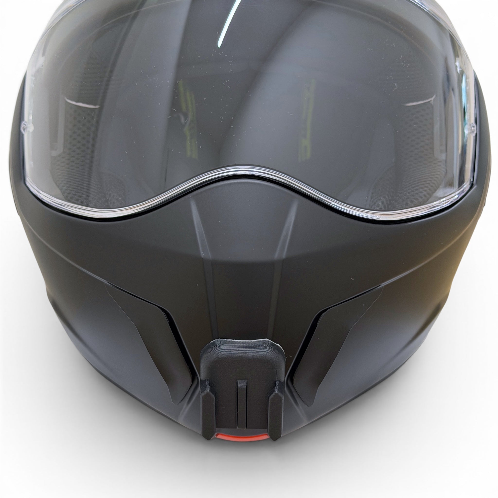 Vista frontal del casco AIROH MATHISSE 2 con el soporte de mentonera RiderMounts montado