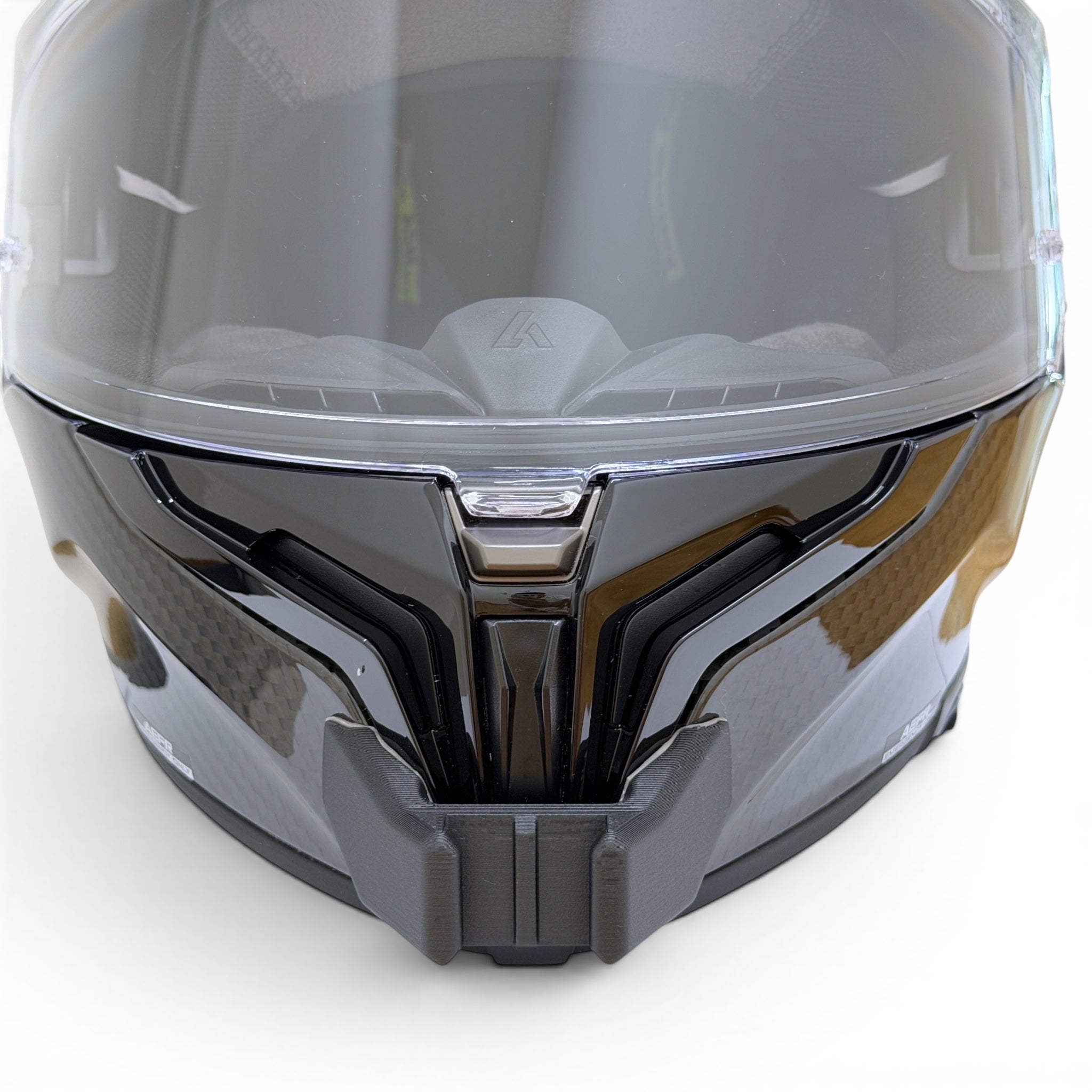 Vista frontal del casco AIROH MATRIX con el soporte de mentonera RiderMounts montado