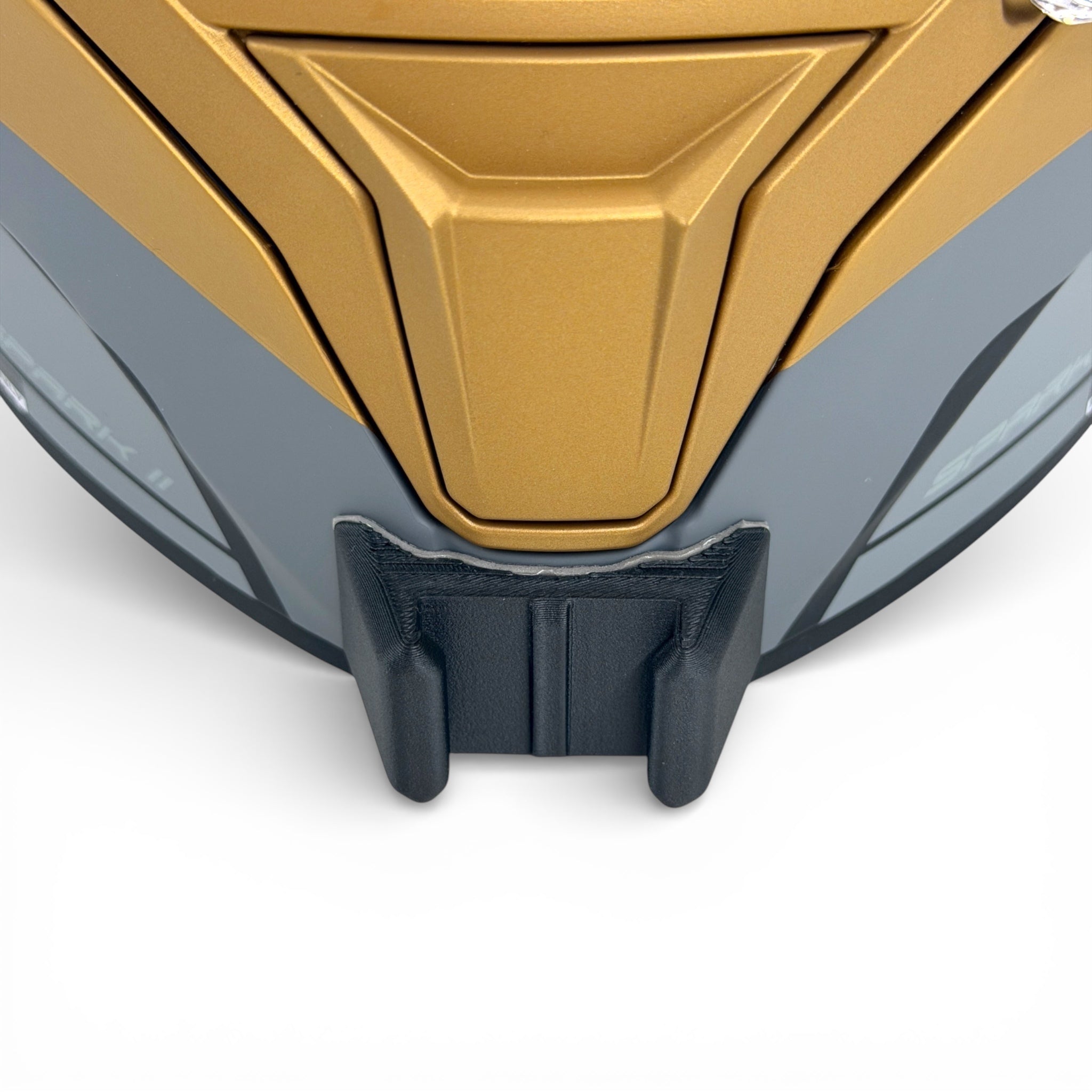Vista frontal del casco AIROH SPARK 2 con el soporte de mentonera RiderMounts montado
