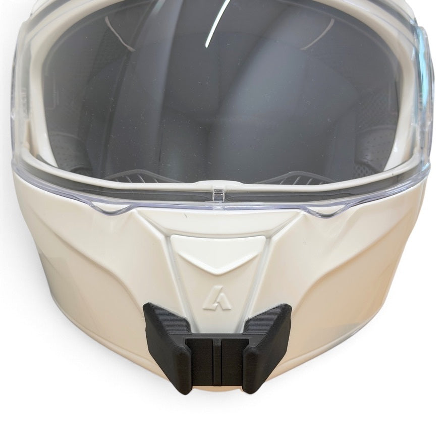 Vista frontal del casco AIROH SPECKTRE con el soporte de mentonera RiderMounts montado