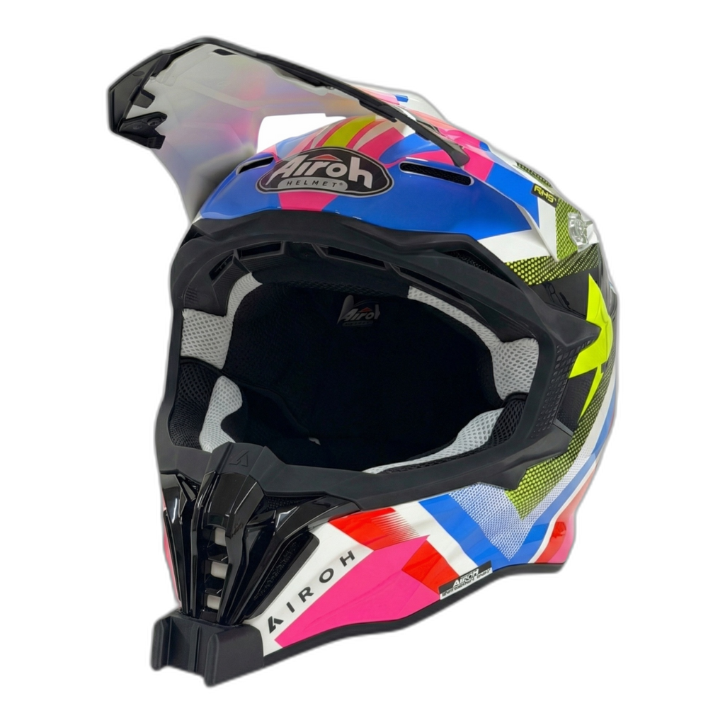 Casco AIROH STRYCKER con el soporte de mentonera RiderMounts instalado