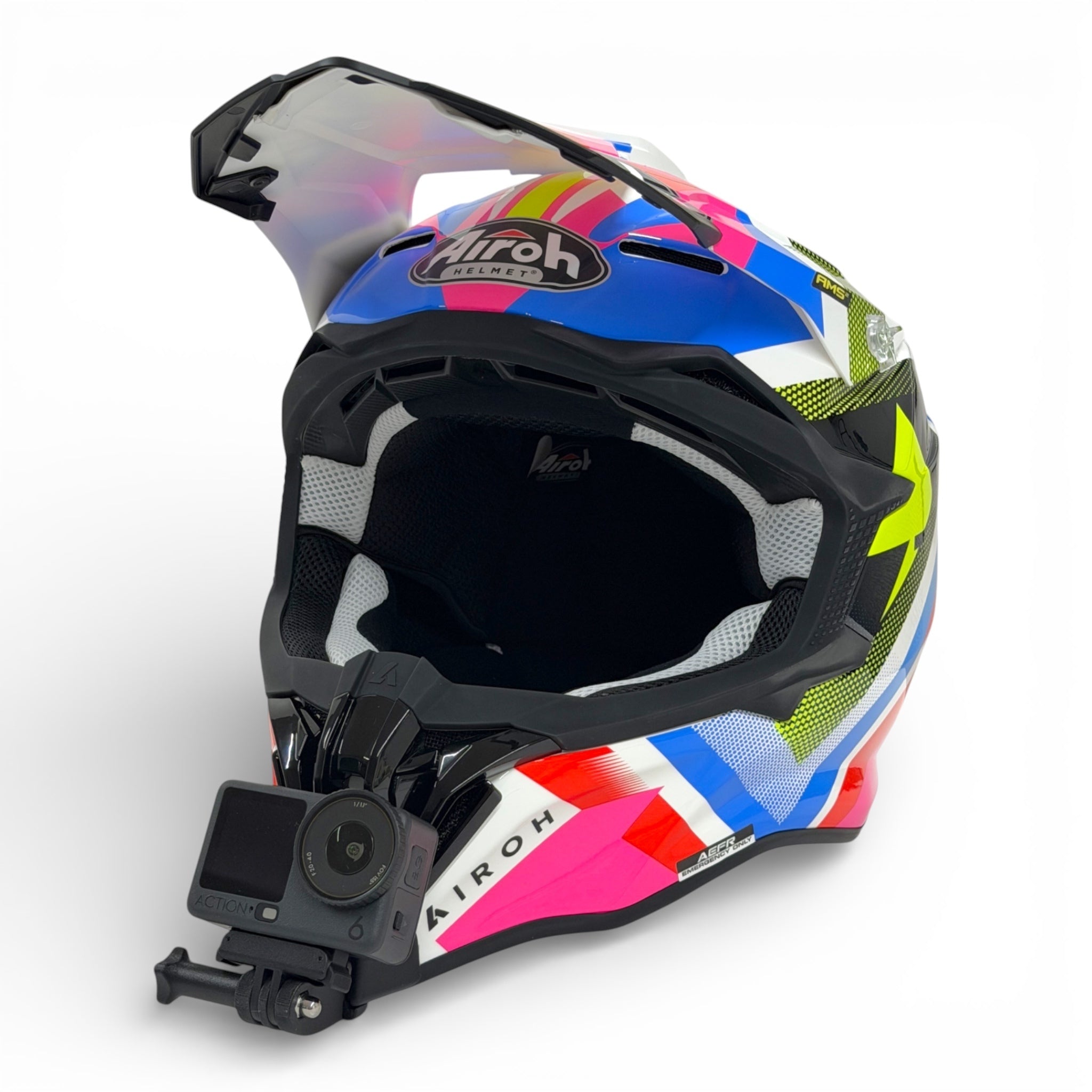 Casco AIROH STRYCKER con soporte de mentonera RiderMounts y cámara de acción montada