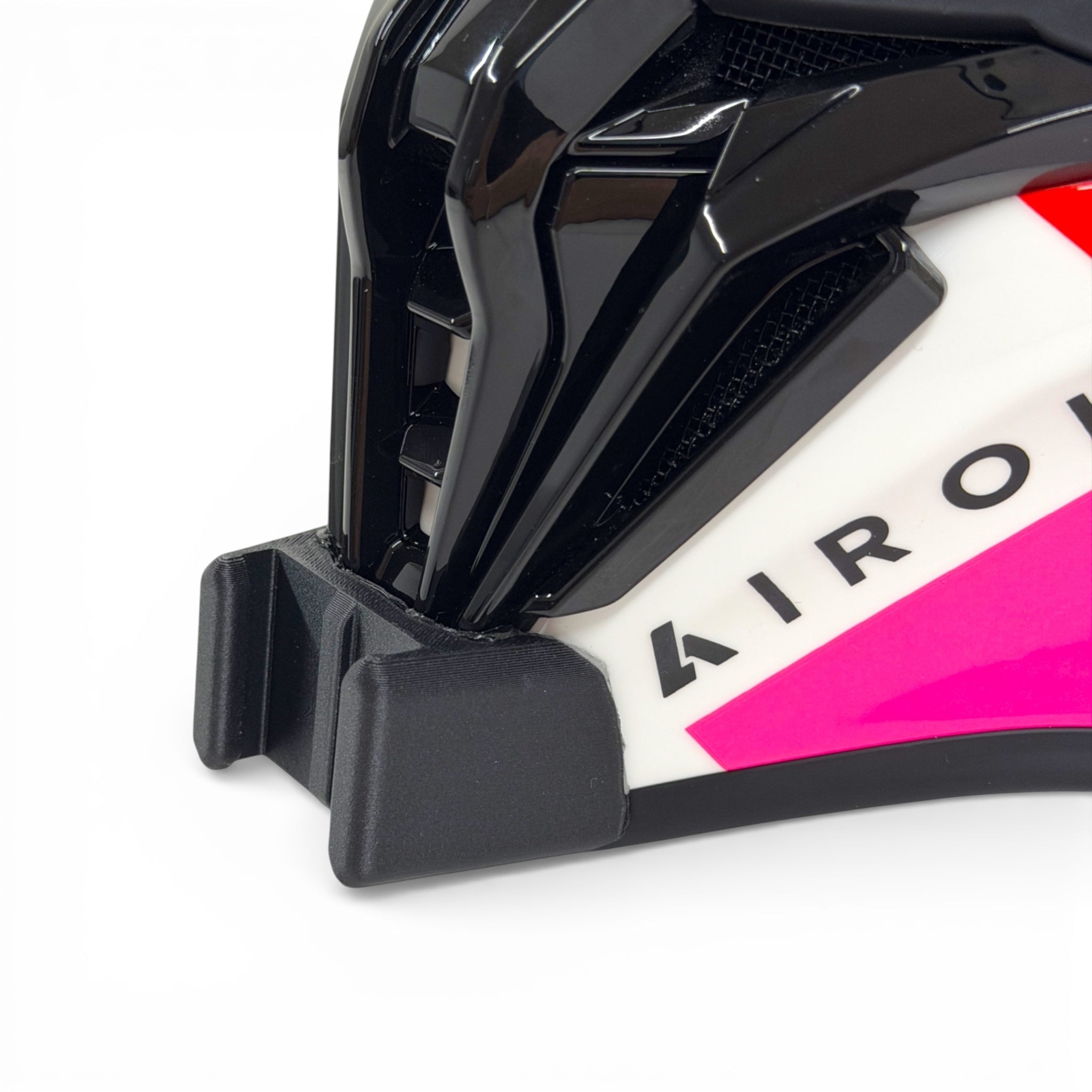 Primer plano del soporte de mentonera RiderMounts en la barbilla del casco AIROH STRYCKER